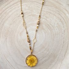 Naszyjnik z kamieniami i żółtym kwiatkiem żywica