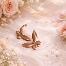 Kolczyki motylki dla dziewczynki – różowe złoto, delikatne wkrętki, prezent dla dziecka