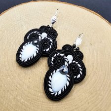 Czarno-białe kolczyki sutasz