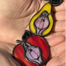 Szklana broszka Owoc Jabłko, Gruszka Łono  Symbol kobiecości. Witraż