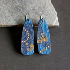 Długie niebieskie kolczyki z abstrakcyjnym wzorem