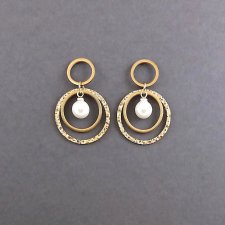 Kolczyki z perłami w kołach