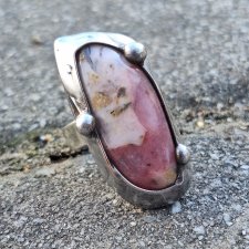 Opal różowy - pierścionek regulowany