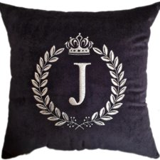 elegancka, welurowa poduszka dekoracyjna z personalizowanym haftowanym monogramem w wieńcu
