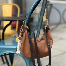 Skórzana koniakowa torebka Rogal – ręcznie szyta, miękka, na ramię / crossbody / DomilkowyDomek