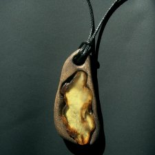 Zawieszka Wisior drewno bursztyn