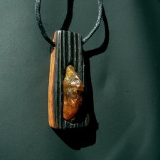 Zawieszka Wisior drewno bursztyn