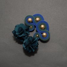 zielono-niebieskie klipsy sutasz z kwiatkiem