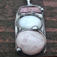 Biel i  róż - wisiorek