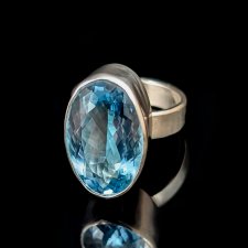 Z NIEBIAŃSKIM TOPAZEM