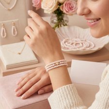 Bransoletka z pudrowych koralików ze złotym sercem - potrójna, subtelna elegancja