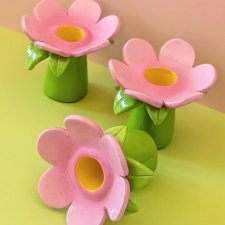 świecznik w kształcie kwiatu