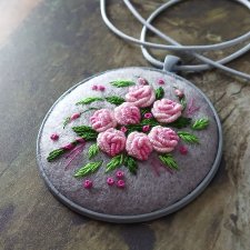 Ręcznie haftowany wisior  DLA DOROTY