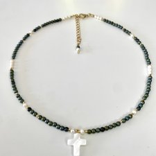 Naszyjnik z krzyżykiem z masy perłowej