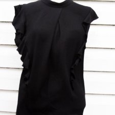 CZARNA BLUZKA Z FALBANAMI LUXZUZ