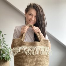 Torebka handmade z juty z frędzlami – duża torba boho na ramię