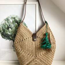 Torebka handmade z juty z chwostami – naturalna torba boho na ramię