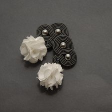 grafitowo-białe klipsy sutasz z kwiatkiem