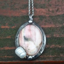 Opal z perłą - wisiorek