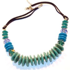 Krótki naszyjnik kolia szmaragdowe pastylki rzemyk