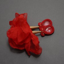 czerwone klipsy sutasz z kwiatkiem