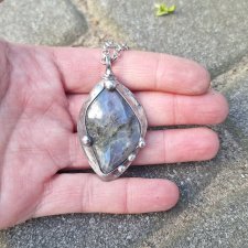 W ukryciu - wisiorek