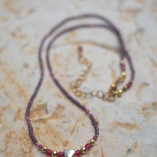 Naszyjnik choker ze spinela śliwkowego i stali chirurgicznej | Autorska biżuteria ręcznie robiona | DomilkowyDomek