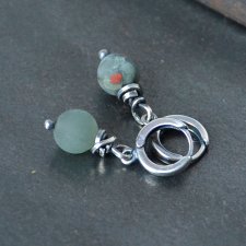 Kolczyki z krwawnikiem na biglach zamkniętych