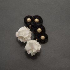 czarno-białe klipsy sutasz z kwiatkiem