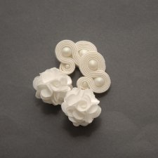 białe kolczyki sutasz z kwiatkiem