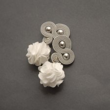 szaro-białe klipsy sutasz z kwiatkiem