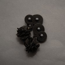 czarne klipsy sutasz z kwiatkiem