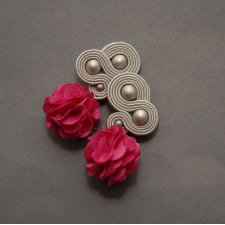 szaro-fuksjowe klipsy sutasz z kwiatkiem