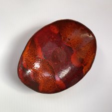 Czerwona misa sałatkowa