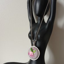 Ręcznie haftowany wisior  DLA GRAŻYNY