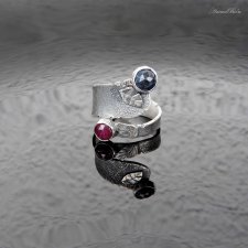 Obrączka srebrna z rubinem i szafirem regulowana