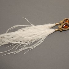 brązowo-białe klipsy sutasz z piórami