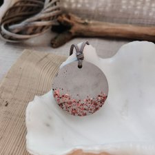 Minimalistyczny wisior z betonu z miedzianym akcentem