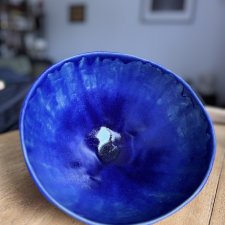 Ręcznie robiona misa ceramiczna na nóżkach | kobaltowe szkliwo | unikat