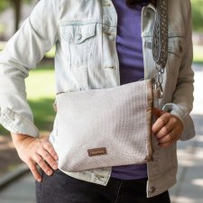 Jasna kopertówka na wzorzystym pasku w kwiaty