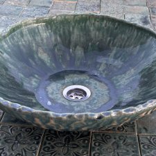 Ręcznie robiona ceramiczna umywalka nablatowa – zielona misa łazienkowa w stylu rustykalnym / boho