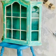 Turkusowa witryna wisząca z półkami, oszklona, ręcznie postarzana, z duszą