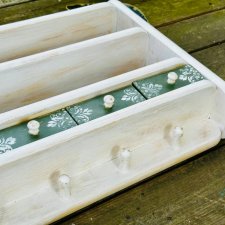 Sielska półka z dekorami, do rustykalnych wnętrz, praktyczna, dekoracyjna