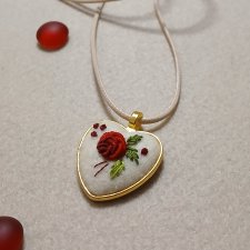 Ręcznie haftowany wisior  DLA LUKRECJI