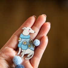 Broszka pies w niebieskim swetrze w kwiaty