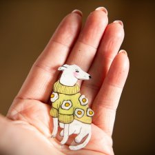 Broszka pies w żółtym swetrze w kwiaty