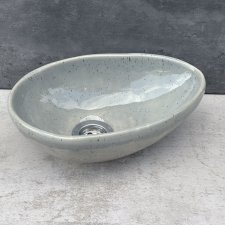 Ręcznie robiona umywalka ceramiczna nablatowa – szara, nakrapiana, minimalistyczna