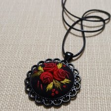 Ręcznie haftowany wisior  DLA OLI