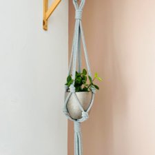 Szary kwietnik makrama ze sznurka