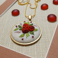 Ręcznie haftowany wisior  DLA LUKRECJI